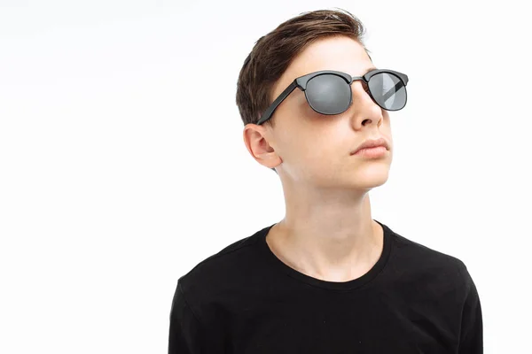 Retrato Adolescente Con Estilo Tipo Con Gafas Una Camiseta Negra — Foto de Stock