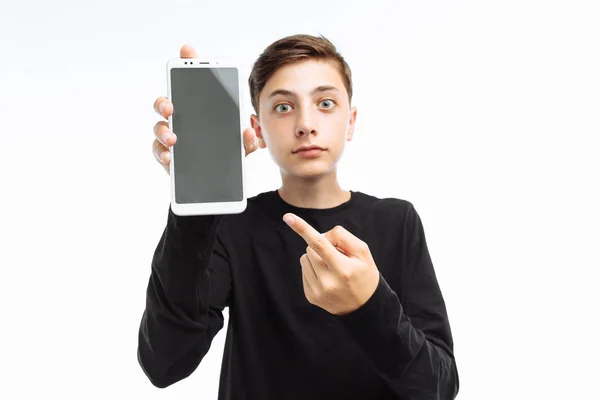 Retrato Adolescente Tipo Sosteniendo Teléfono Con Una Pantalla Blanca Muestra — Foto de Stock