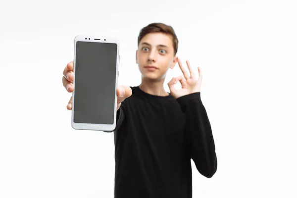 Retrato Adolescente Tipo Sosteniendo Teléfono Con Una Pantalla Blanca Muestra — Foto de Stock