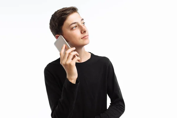 Retrato Adolescente Emocional Hablando Por Teléfono Con Una Camiseta Negra — Foto de Stock