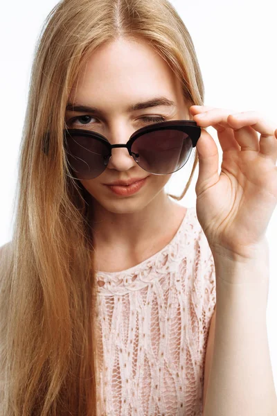 Молодая Стильная Девушка Модель Позирующая Очках Белом Фоне Подмигивающая Глазами — стоковое фото