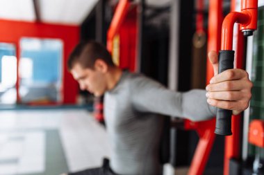 Genç bir adam jimnastik salonu, spor salonu triceps ve pazı, sallar sabahın erken saatlerinde trenler