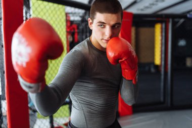 Kafeste kuralları, savaşmadan, spor salonunda boks antrenör eğitim içinde nişanlı erkek boxer