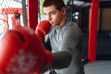 Savaşmadan kuralları için bir kafes içinde spor eğitim yapan erkek boxer