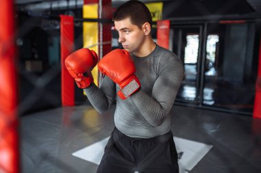 Savaşmadan kuralları için bir kafes içinde spor eğitim yapan erkek boxer