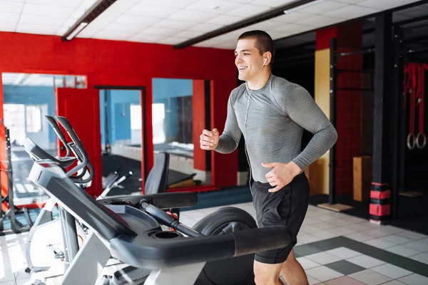 Mooie Vlezige Jonge Man Die Zich Bezighouden Met Sport Loopband — Stockfoto