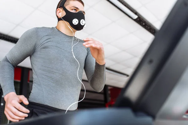 güzel iri yarı genç adam, nişanlı spor, koşu bandı