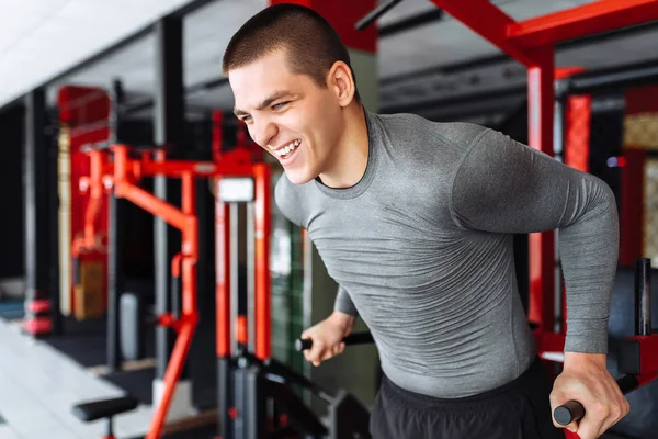 Giovane Allena Palestra Scuote Sulla Palestra Tricipiti Bicipiti Mattina Presto — Foto Stock