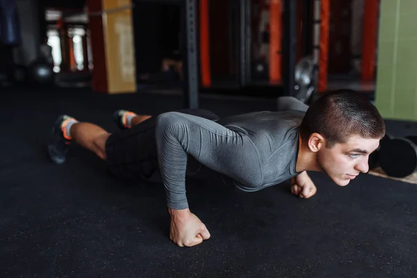 Uomo Che Push Ups Palestra Sport — Foto Stock