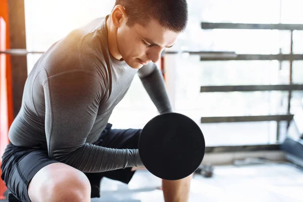 Sport Uomo Solleva Pesi Allenamento Palestra — Foto Stock