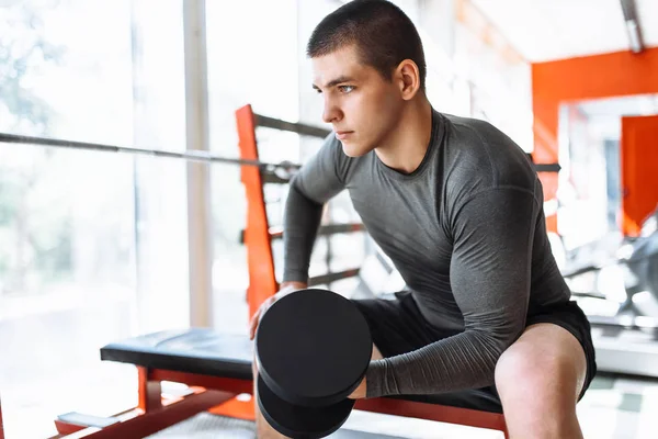 Sport Man Werpt Gewichten Opleiding Sportschool — Stockfoto