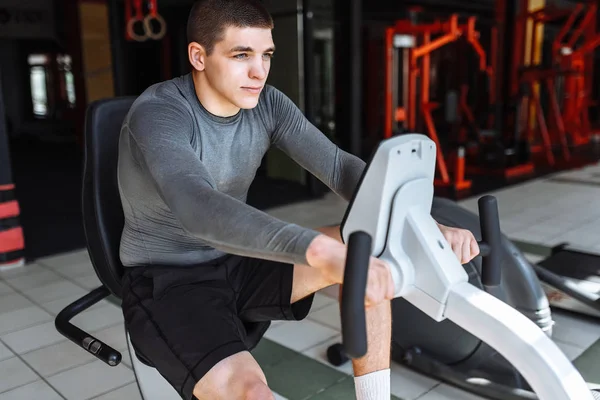 Uomo Impegnato Allenamento Una Moto Sportiva Palestra — Foto Stock