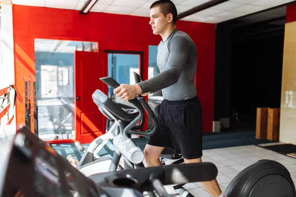 Uomo Impegnato Allenamento Una Moto Sportiva Palestra — Foto Stock