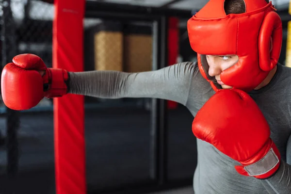 Boxer Beim Training Der Turnhalle Einem Käfig Für Einen Kampf — Stockfoto