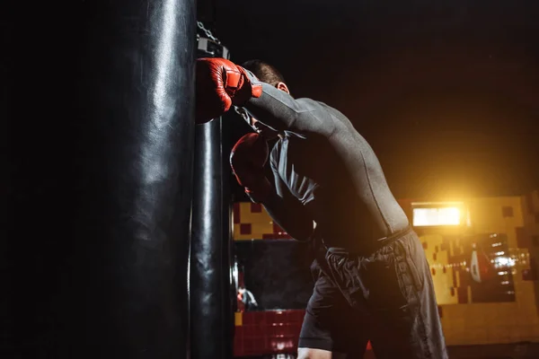 Boxer Atinge Saco Velocidade Ginásio — Fotografia de Stock