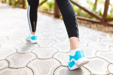 Yakın çekim ayakları ve gün batımında atlet Runner