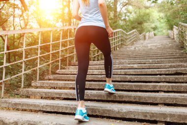 Ayak mantarı runner Close-up, gün batımı, kadın ayakları