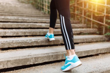 Ayak mantarı runner Close-up, gün batımı, kadın ayakları