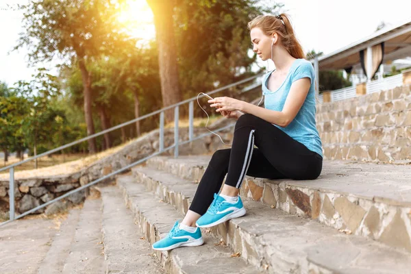 Atleet Van Meisje Met Een Telefoon Haar Handen Waarop Muziek — Stockfoto