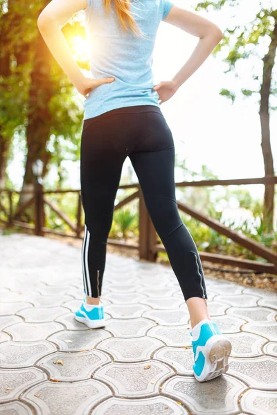 Close Van Benen Van Atlete Loper Bij Zonsondergang — Stockfoto