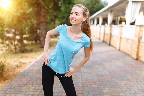 Mooie Jongedame Been Uitrekkende Voordat Doen — Stockfoto