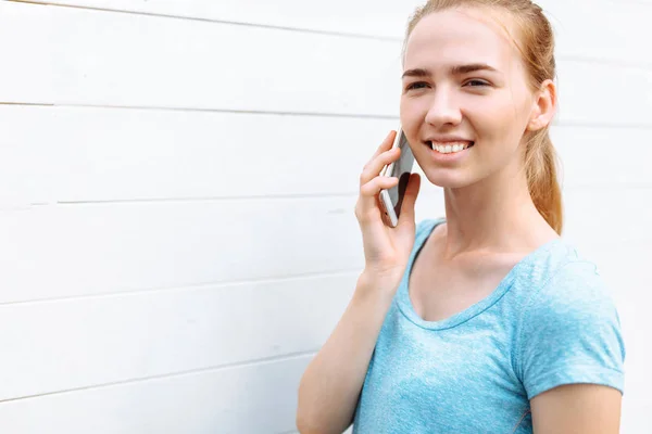 Piękna Dziewczyna Rozmowy Telefon Drewniane Białe Tło — Zdjęcie stockowe