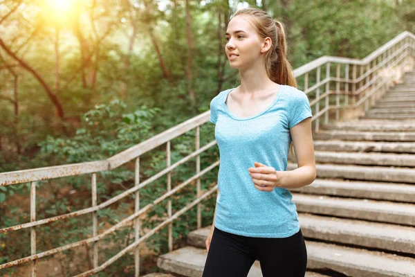 Mooie Jonge Meisje Jogging Stappen — Stockfoto