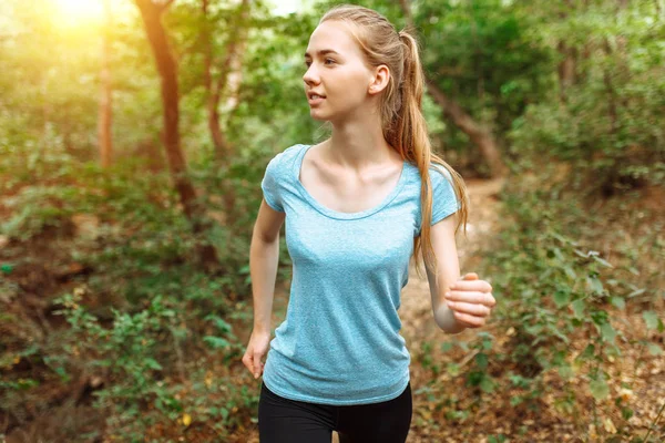 Mooi Meisje Loopt Door Het Bos Ochtend Joggen — Stockfoto