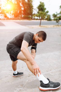 Sabah ısınma Jogging basamaklarda önce bacak Germe adam, spor