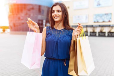 kız alışveriş caddesi, kağıt poşet tutan bir kadın portresi sonra