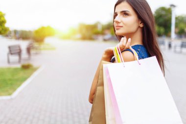 kız alışveriş caddesi, kağıt poşet tutan bir kadın portresi sonra