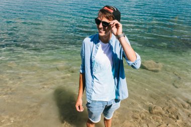 Okyanusu, yakışıklı adam sahilde, bir kap içinde bir adam yürüyen bir adam portresi