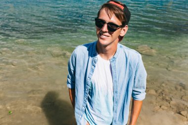 Okyanusu, yakışıklı adam sahilde, bir kap içinde bir adam yürüyen bir adam portresi