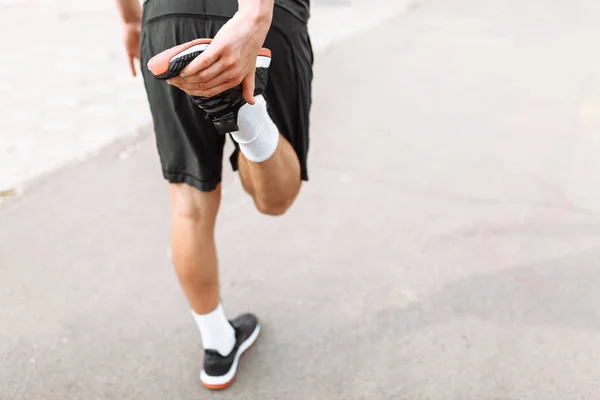 Uomo Che Allunga Gambe Prima Fare Jogging Allenamento Mattutino — Foto Stock