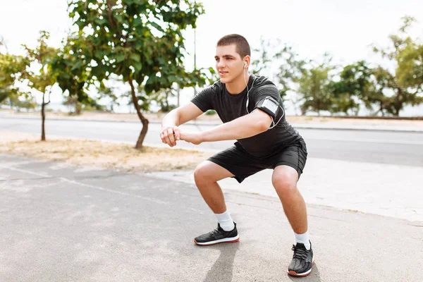 Uomo Che Allunga Gambe Prima Fare Jogging Allenamento Mattutino — Foto Stock