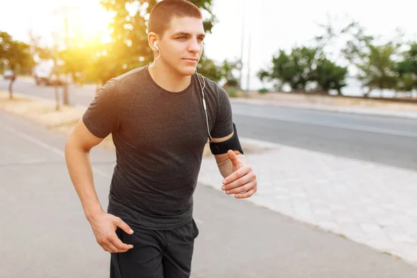 Uomo Una Corsetta Mattutina Strade Allenamento Sportivo — Foto Stock