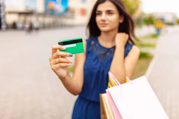 女孩购物和卡在街上 支付卡 — 图库照片
