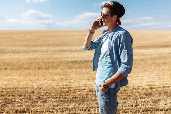 Hombre Teléfono Contra Campo Trigo Turista Caminando Sobre Campo Trigo — Foto de Stock