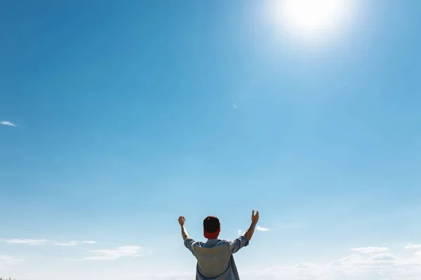 Άνδρας Σήκωσε Χέρια Του Στον Ουρανό Κατά Τον Μπλε Μπλε — Φωτογραφία Αρχείου