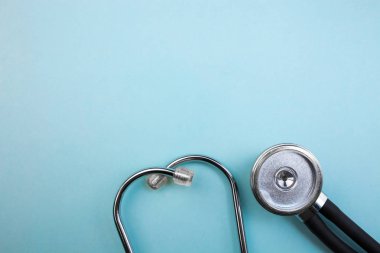 Tıbbi basınç göstergesi ve kalp dinlemek, stetoskop açık mavi renkli üzerinde yer izole