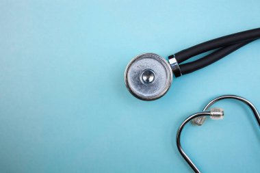 Tıbbi basınç göstergesi ve kalp dinlemek, stetoskop açık mavi renkli üzerinde yer izole
