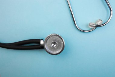 Tıbbi basınç göstergesi ve kalp dinlemek, stetoskop açık mavi renkli üzerinde yer izole