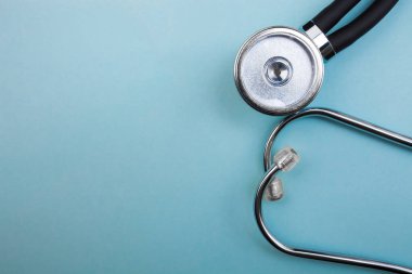 Tıbbi basınç göstergesi ve kalp dinlemek, stetoskop açık mavi renkli üzerinde yer izole
