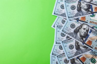 Faturaları 100 dolarlık bize para para para birimi yakın çekim, Başkan'ın yüz banknot, yeşil arka plan