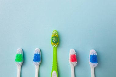 Açık mavi renkli üzerinde diş fırçaları kapatmak kullanılan değil, farklı türde diş fırçaları, yeni kadar izole