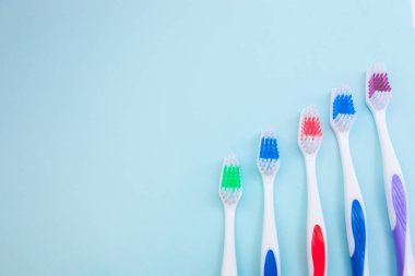 Açık mavi renkli üzerinde diş fırçaları kapatmak kullanılan değil, farklı türde diş fırçaları, yeni kadar izole
