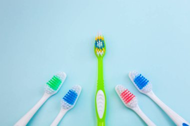 Açık mavi renkli üzerinde diş fırçaları kapatmak kullanılan değil, farklı türde diş fırçaları, yeni kadar izole