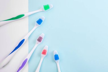 Açık mavi renkli üzerinde diş fırçaları kapatmak kullanılan değil, farklı türde diş fırçaları, yeni kadar izole
