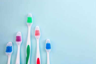 Açık mavi renkli üzerinde diş fırçaları kapatmak kullanılan değil, farklı türde diş fırçaları, yeni kadar izole