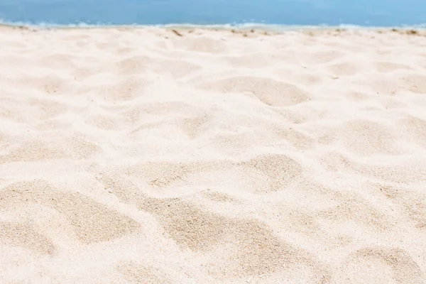 Písek Detail Pozadí Rozmazané Modré Moře Nebo Oceán Prázdné Pláži — Stock fotografie